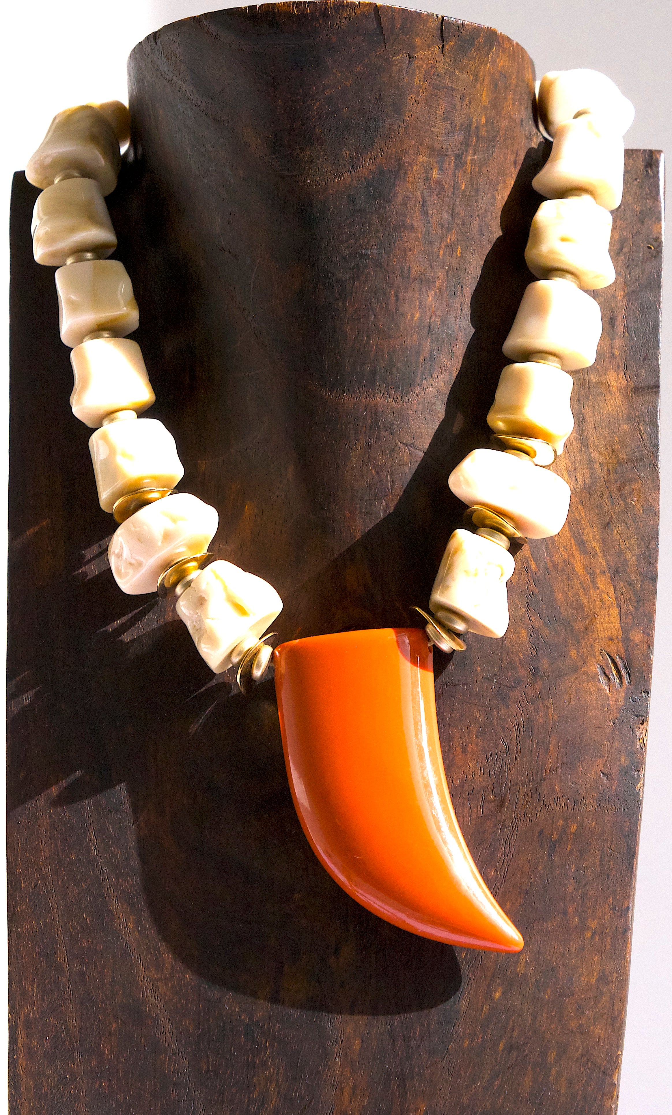Collar Horn